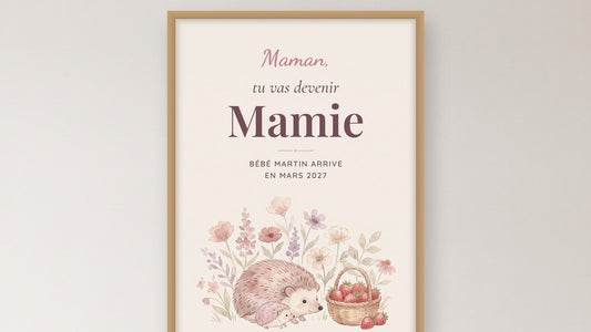 Affiche annonce grossesse « Maman, tu vas devenir Mamie » avec un hérisson et son petit à l'aquarelle, encadrée au-dessus d'un buffet