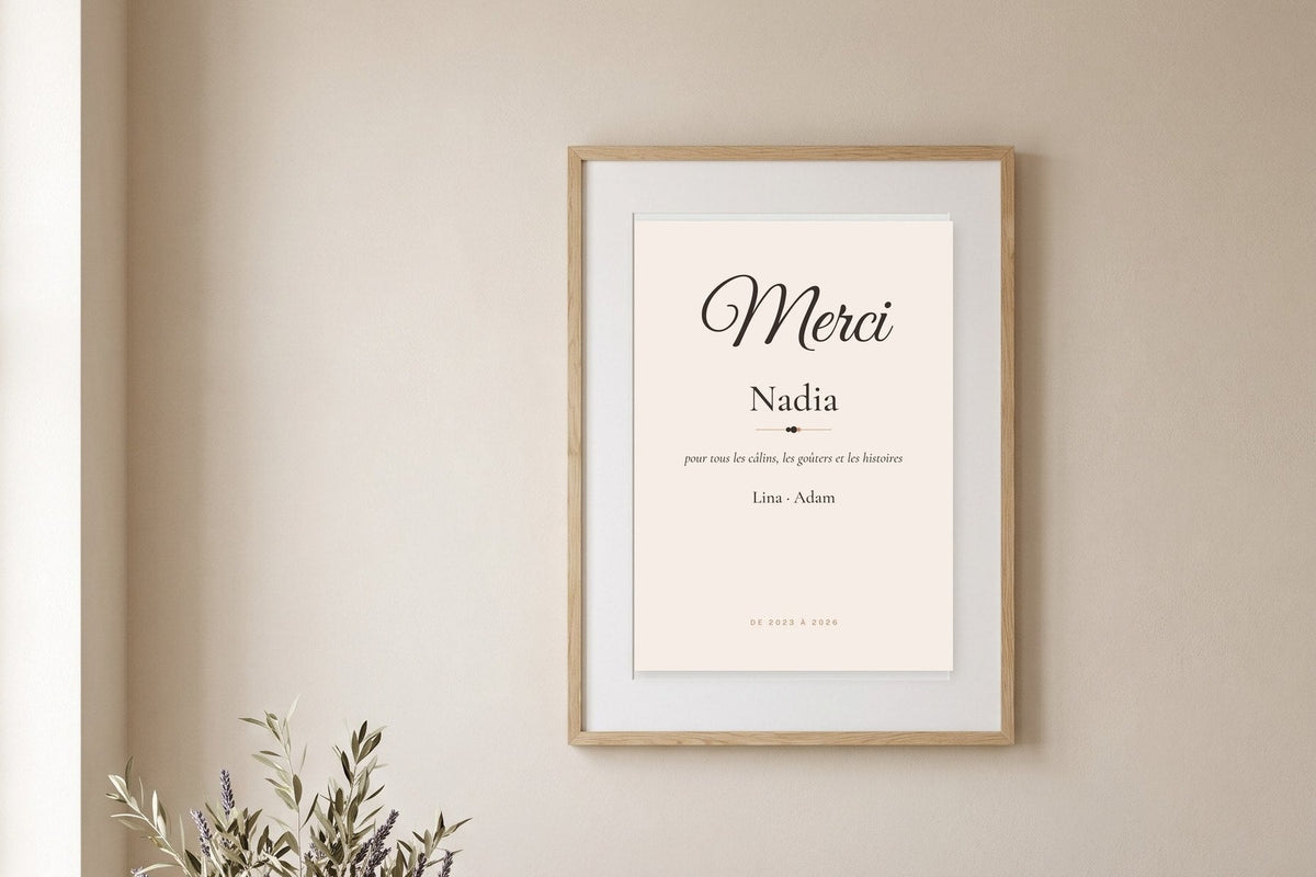 Affiche Merci Nadia avec les prénoms des enfants accrochée au-dessus d'un canapé, idée de cadeau nounou