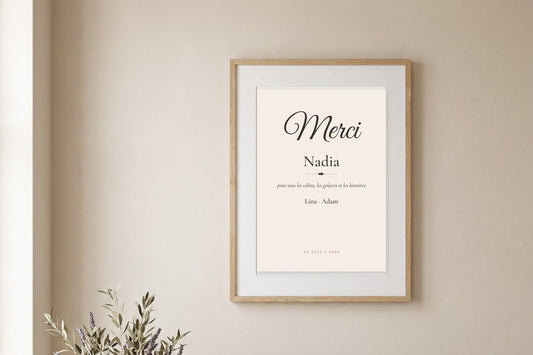 Affiche Merci Nadia avec les prénoms des enfants accrochée au-dessus d'un canapé, idée de cadeau nounou