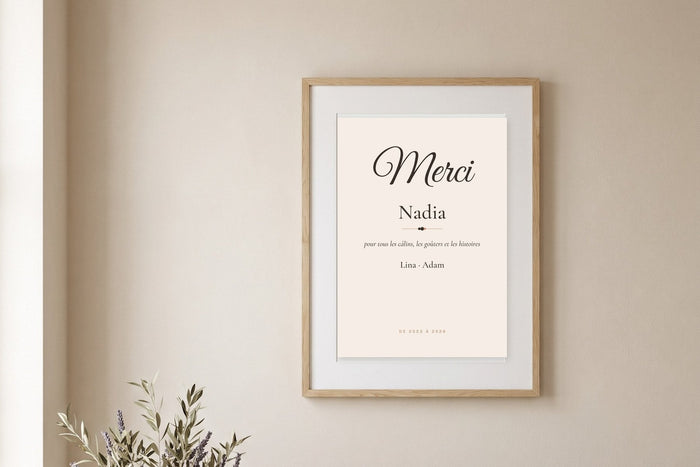Affiche Merci Nadia avec les prénoms des enfants accrochée au-dessus d'un canapé, idée de cadeau nounou