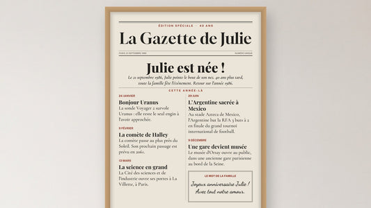 Affiche anniversaire 40 ans en une de journal « La Gazette de Julie », encadrée au-dessus d'un buffet en bois