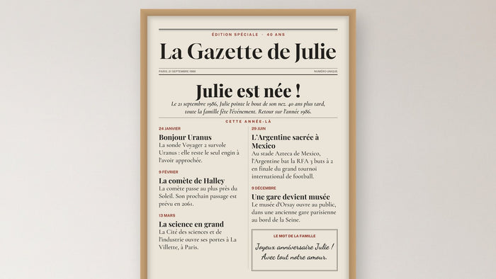 Affiche anniversaire 40 ans en une de journal « La Gazette de Julie », encadrée au-dessus d'un buffet en bois