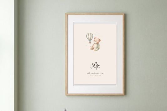Affiche prénom Léa avec ourson à l'aquarelle dans un salon, idée de cadeau de naissance