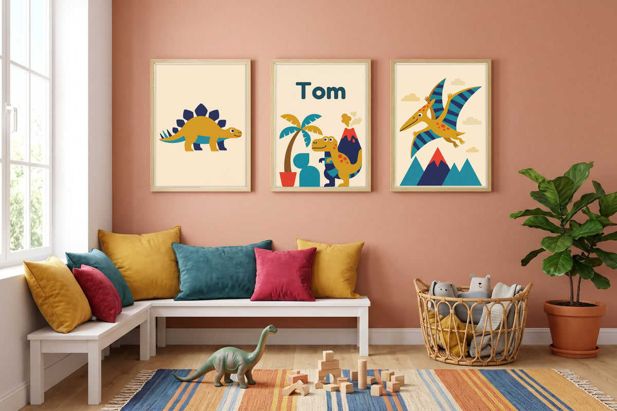 Lot de 3 affiches dinosaures personnalisées encadrées dans une salle de jeux colorée