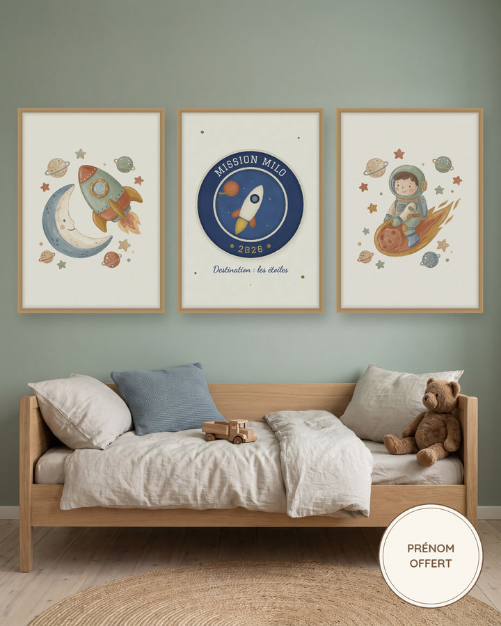 Affiche astronaute personnalisée Mission, lot de 3 affiches espace : les 3 affiches encadrées dans une chambre d’enfant, exemple personnalisé