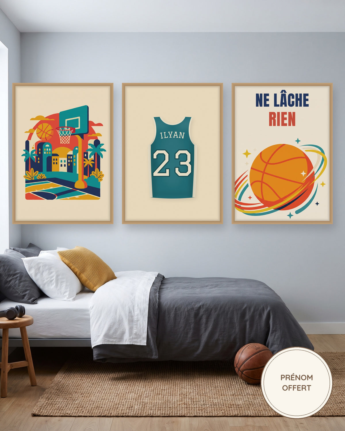 Affiche basket personnalisée maillot prénom et numéro : les 3 affiches encadrées dans une chambre d’ado, exemple personnalisé