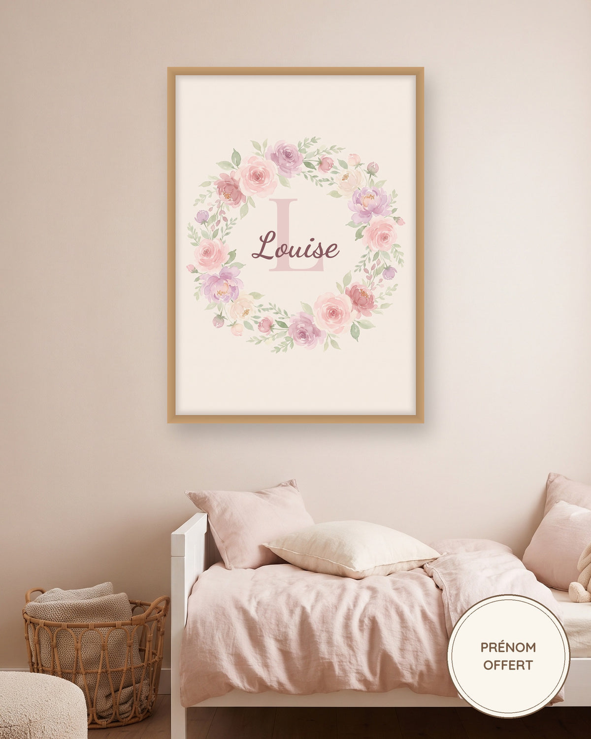 Affiche bébé fille prénom et initiale, roses pastel encadrée dans une chambre d’enfant, exemple personnalisé