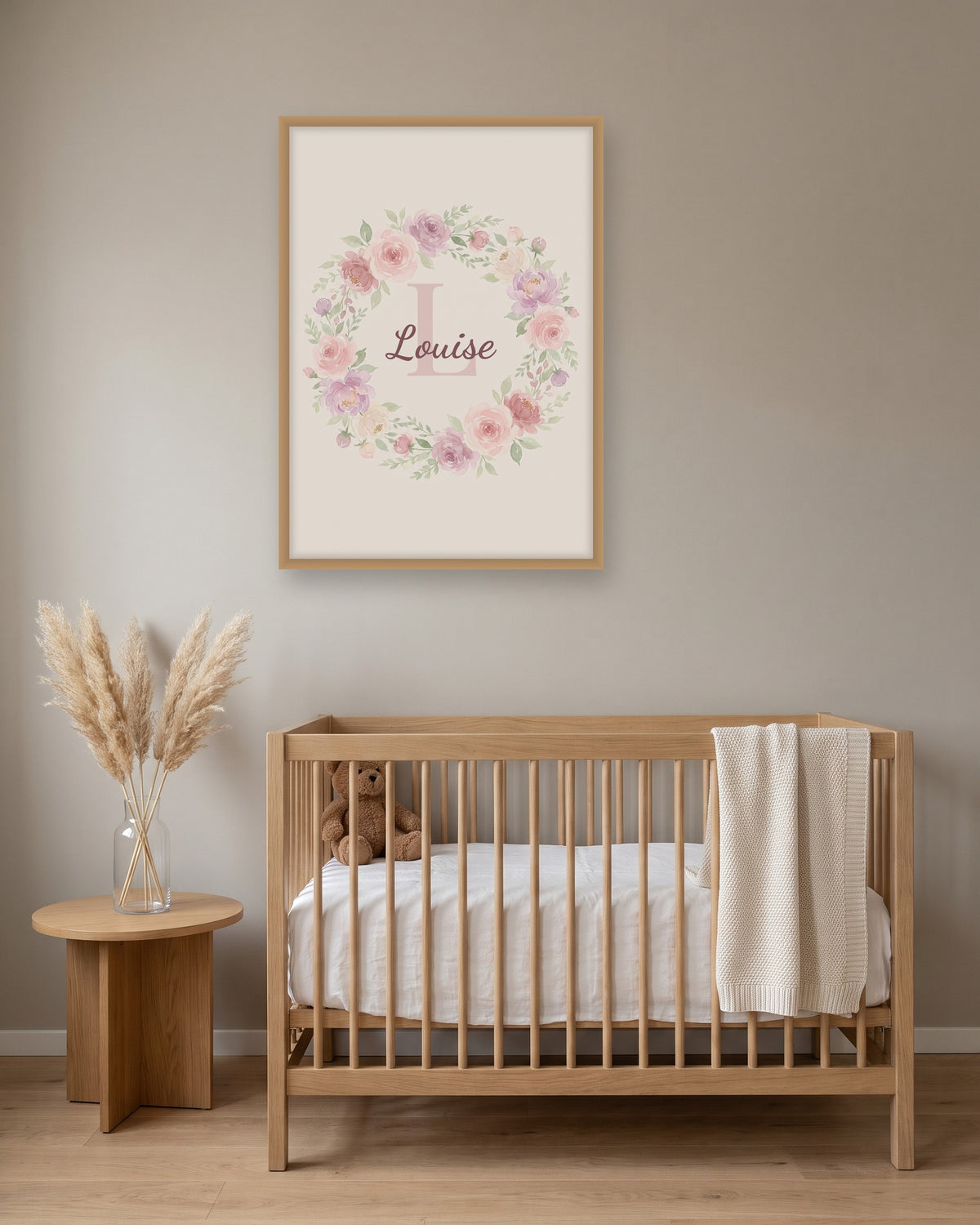 Affiche bébé fille prénom et initiale, roses pastel encadrée dans une chambre de bébé