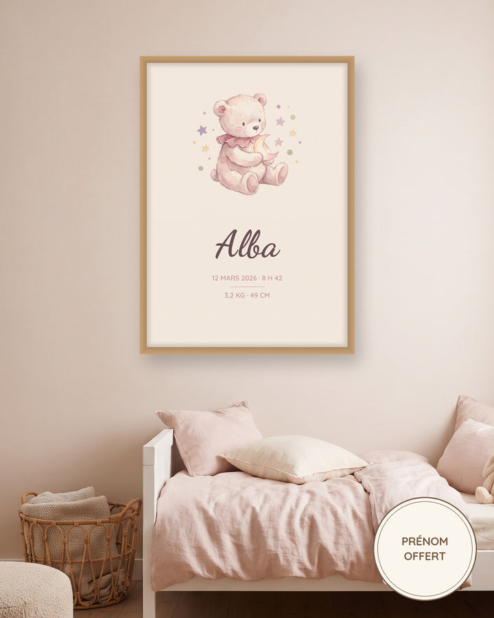 Affiche bébé naissance ourson pastel encadrée dans une chambre d’enfant, exemple personnalisé