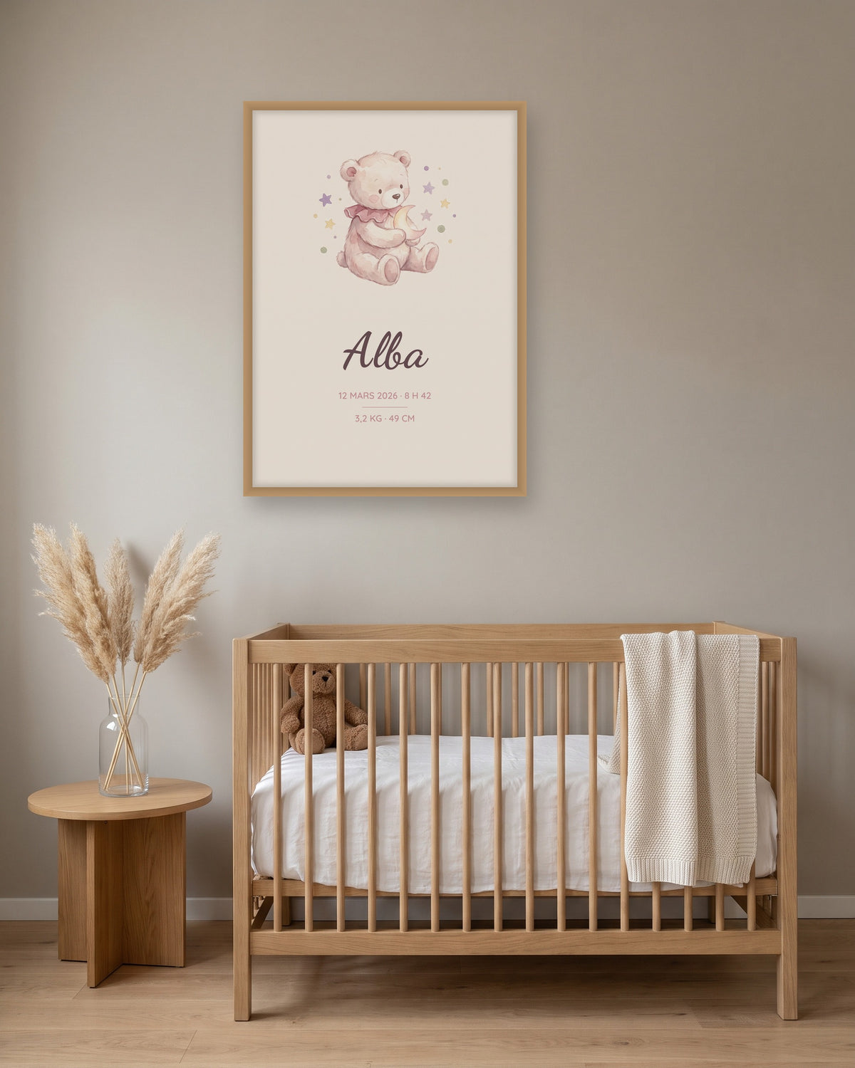 Affiche bébé naissance ourson pastel encadrée dans une chambre de bébé