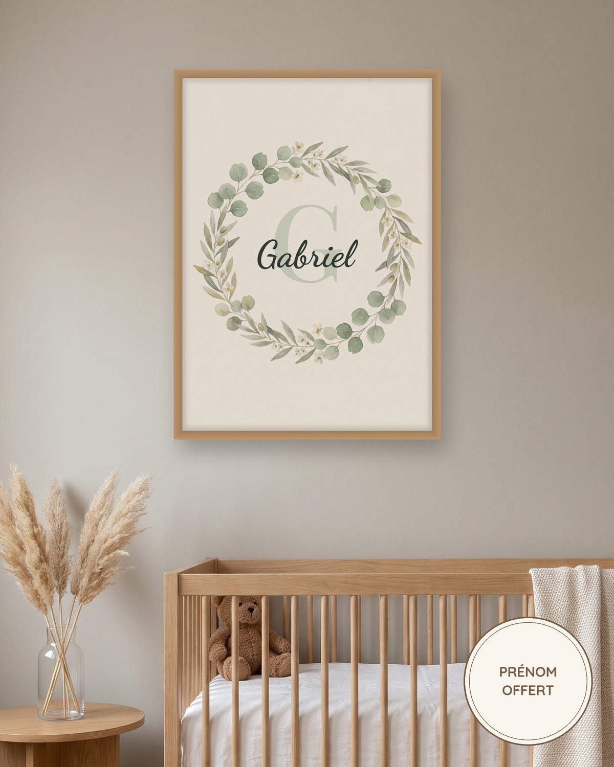 Affiche chambre bébé garçon prénom eucalyptus encadrée dans une chambre de bébé, exemple personnalisé