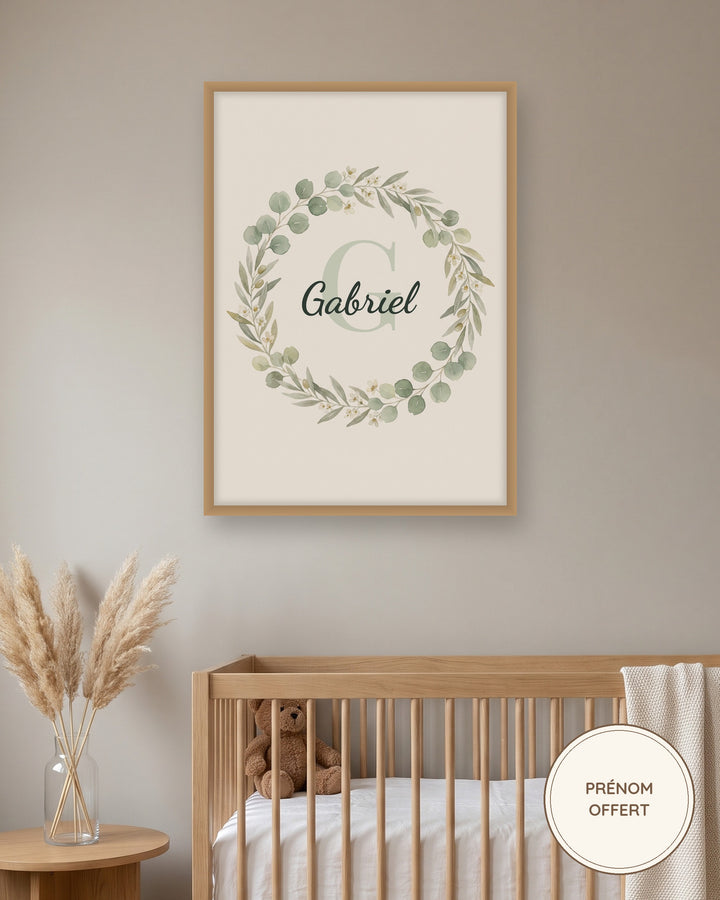 Affiche chambre bébé garçon prénom eucalyptus encadrée dans une chambre de bébé, exemple personnalisé
