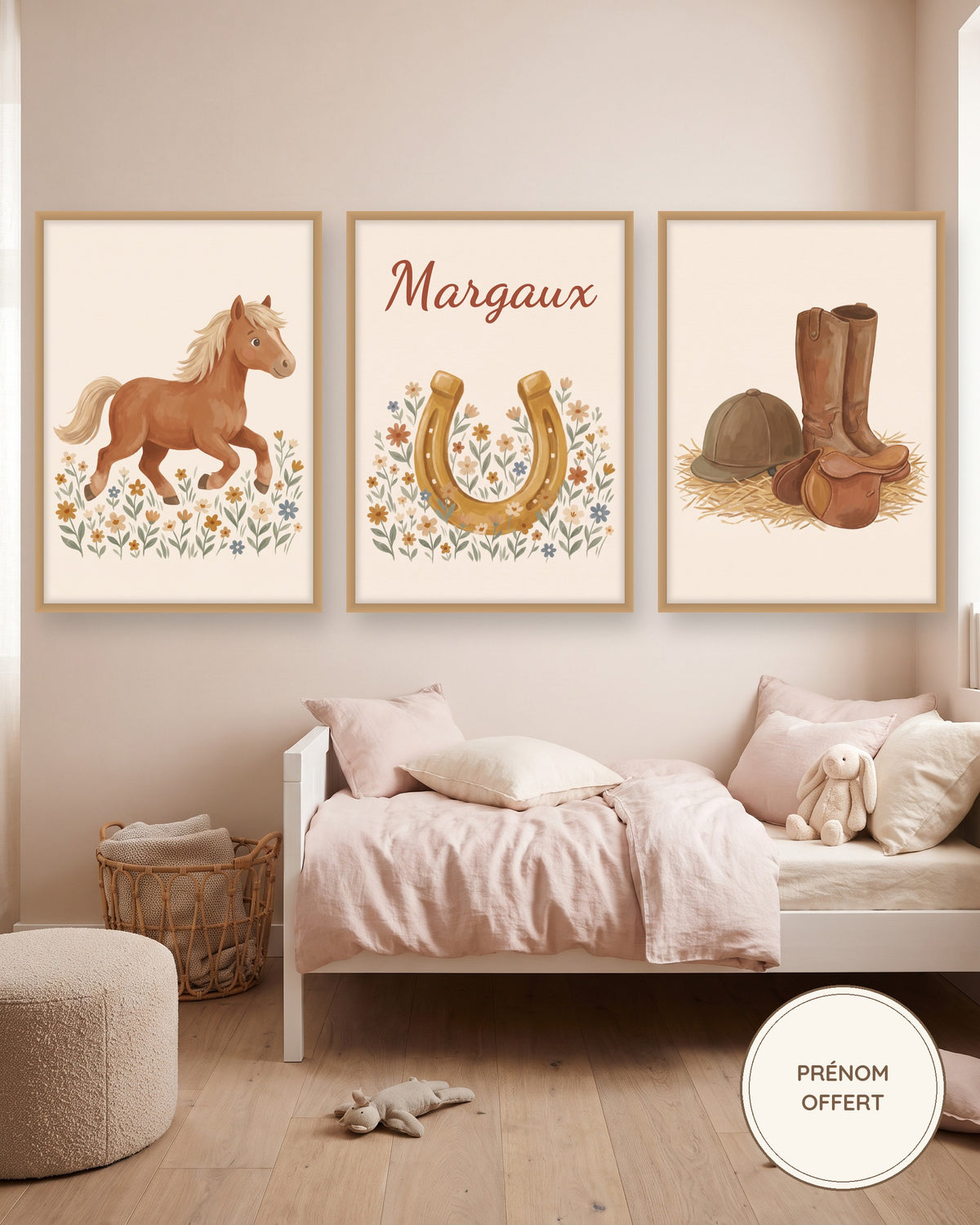 Affiche cheval personnalisée, lot de 3 affiches équitation et prénom : les 3 affiches encadrées dans une chambre d’enfant, exemple personnalisé