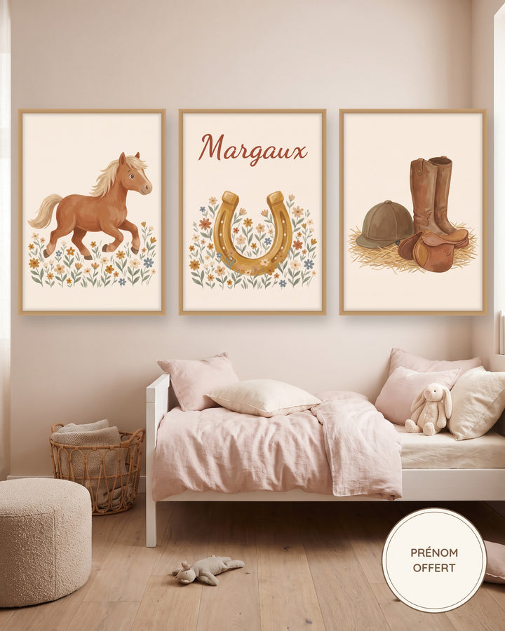 Affiche cheval personnalisée, lot de 3 affiches équitation et prénom : les 3 affiches encadrées dans une chambre d’enfant, exemple personnalisé
