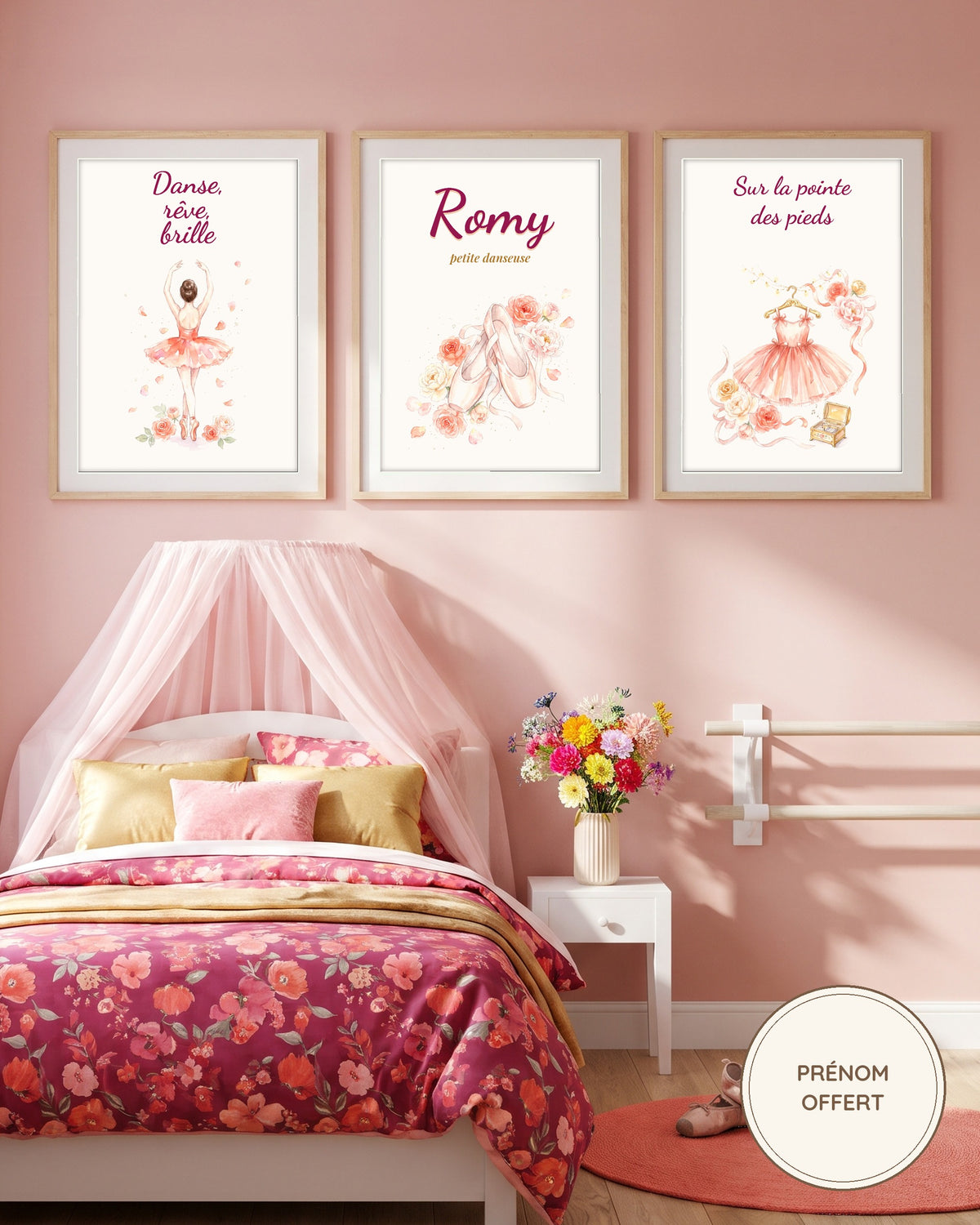 Affiche danseuse personnalisée scène de théâtre, prénom en grand : les 3 affiches encadrées dans une chambre d’enfant colorée, exemple personnalisé