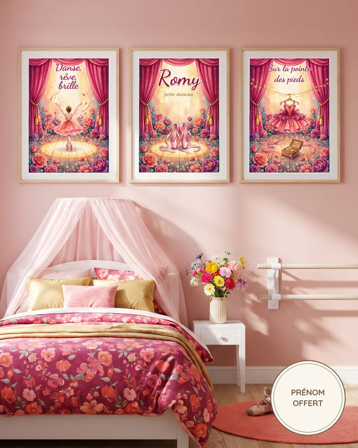 Affiche danseuse personnalisée scène de théâtre, prénom en grand : les 3 affiches encadrées dans une chambre d’enfant colorée, exemple personnalisé