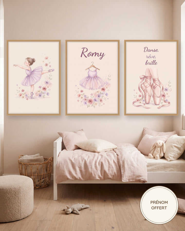 Affiche danseuse personnalisée, lot de 3 affiches tutu et prénom : les 3 affiches encadrées dans une chambre d’enfant, exemple personnalisé