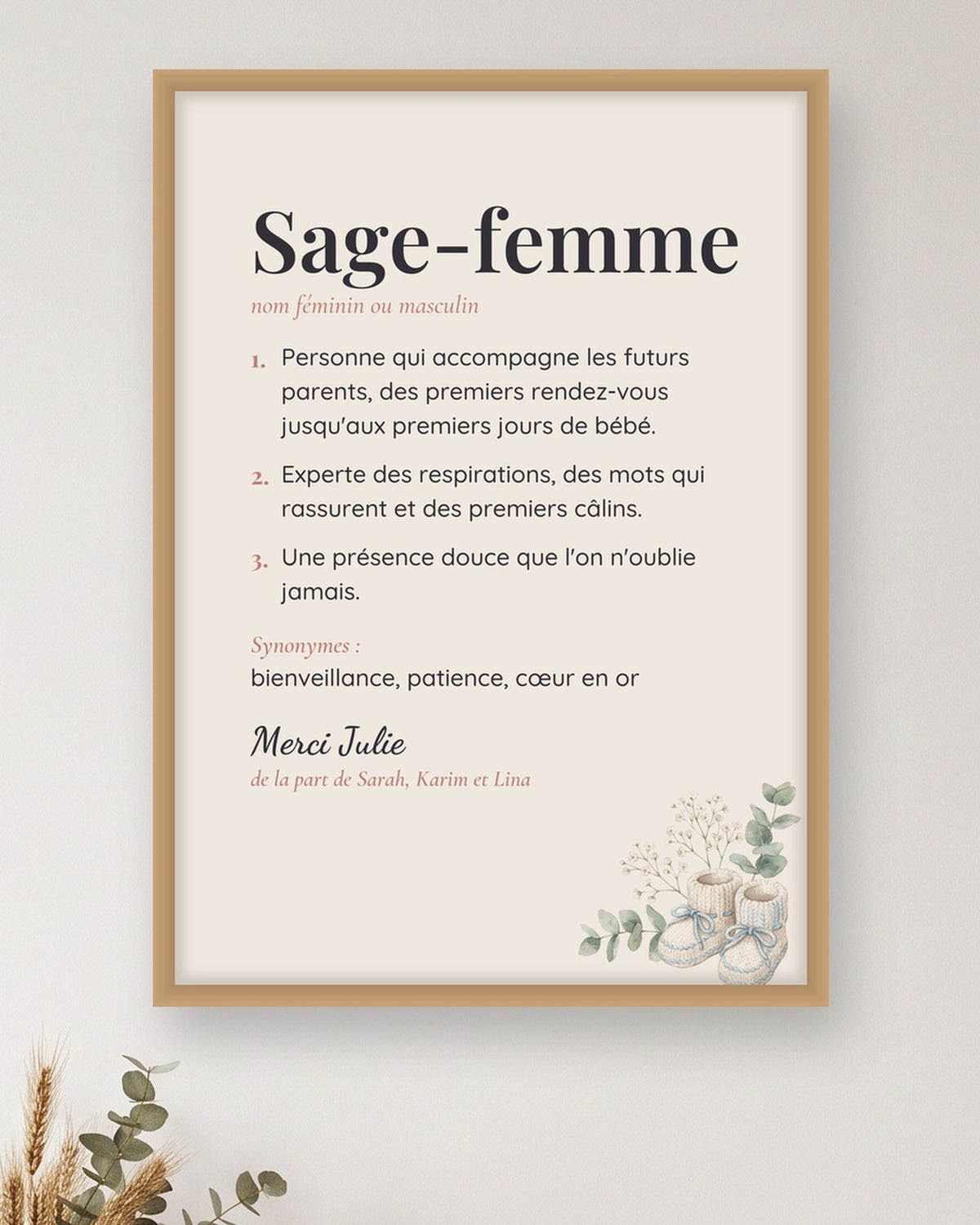 Affiche définition sage-femme personnalisée, cadeau avec prénom : gros plan sur l’affiche encadrée