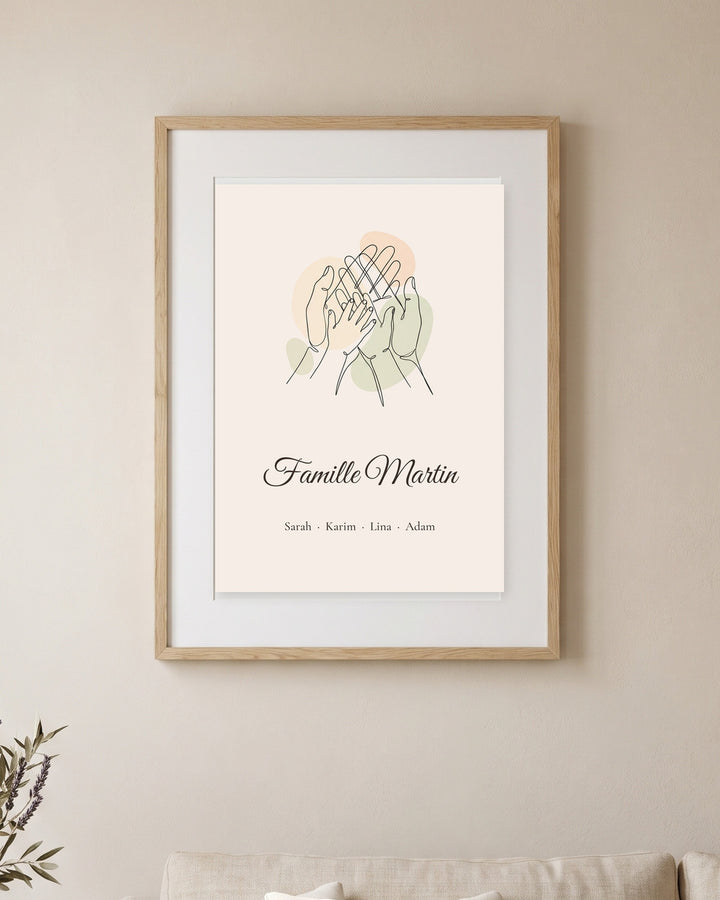 Affiche famille dessin line art mains et prénoms encadrée au mur du salon, exemple personnalisé