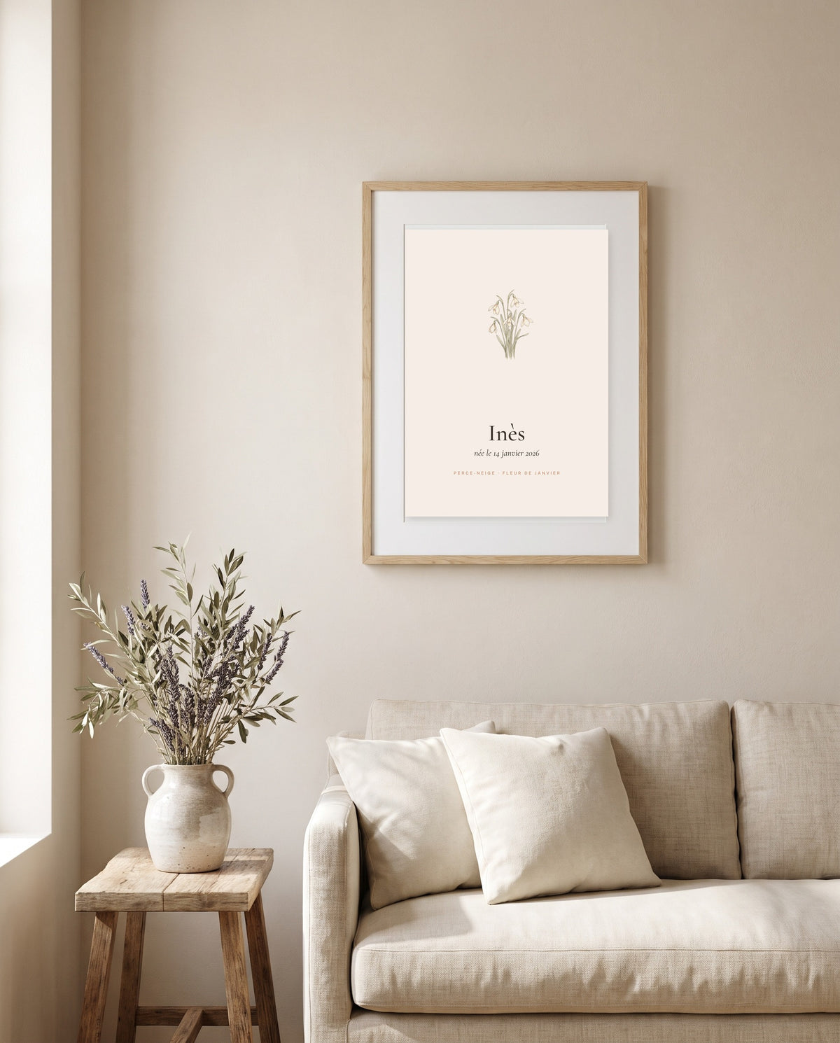 Affiche fleur de naissance et prénom encadrée au mur du salon
