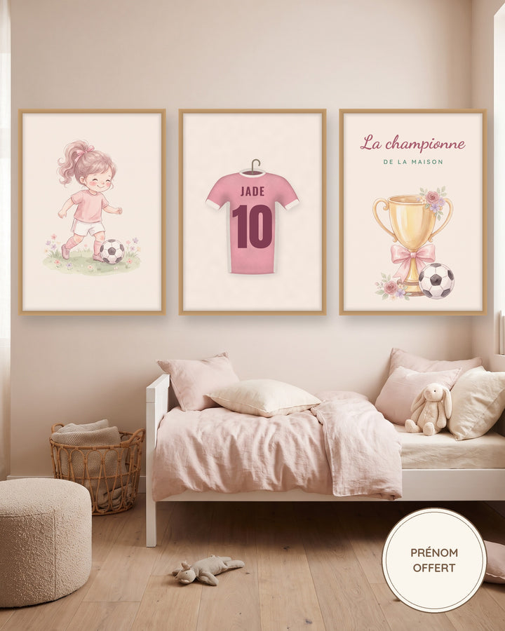 Affiche foot fille personnalisée, lot de 3 affiches La championne : les 3 affiches encadrées dans une chambre d’enfant, exemple personnalisé