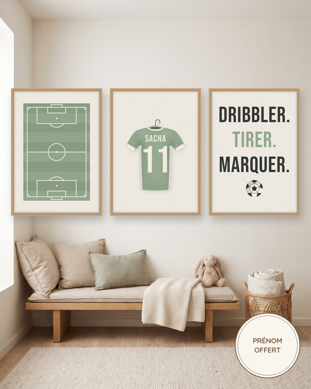 Affiche foot minimaliste personnalisée terrain et maillot : les 3 affiches encadrées dans une chambre d’enfant, exemple personnalisé