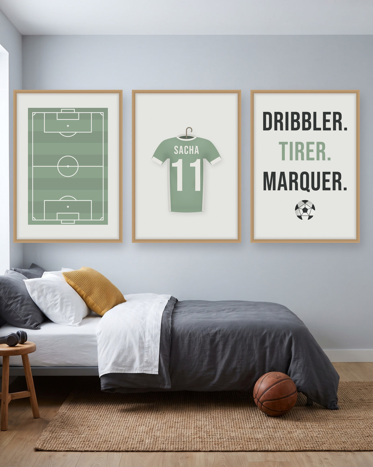 Affiche foot minimaliste personnalisée terrain et maillot, autre exemple de mise en situation