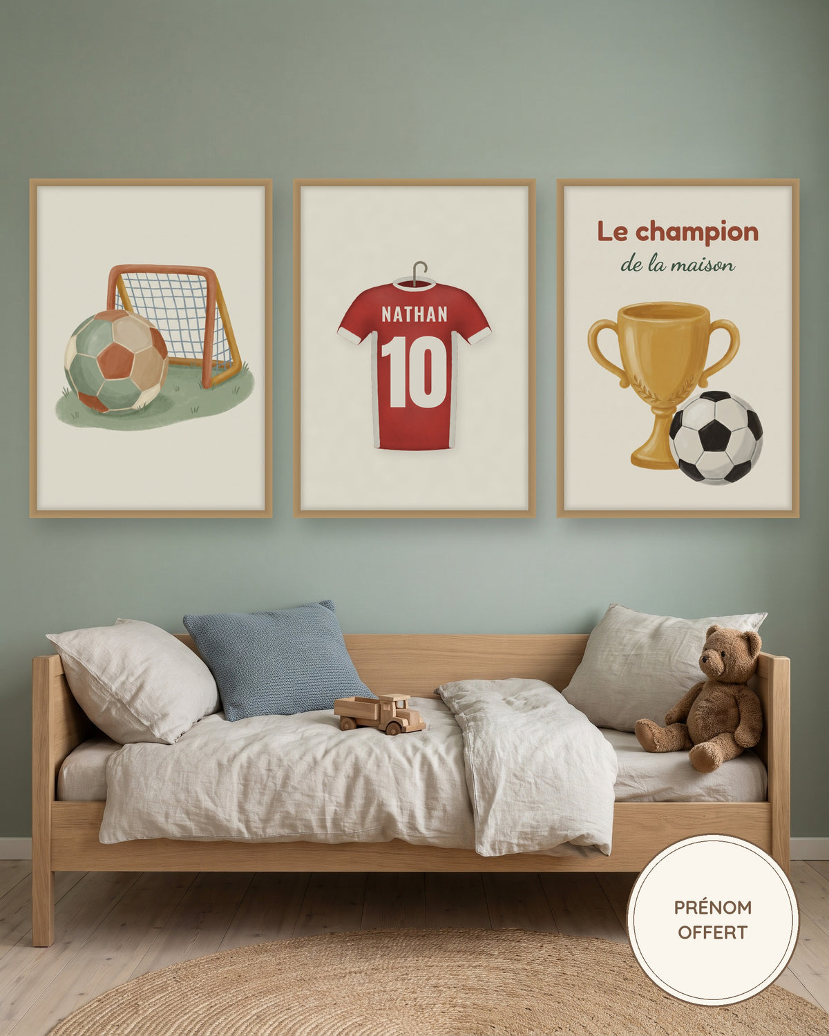 Affiche foot personnalisée maillot prénom et numéro : les 3 affiches encadrées dans une chambre d’enfant, exemple personnalisé