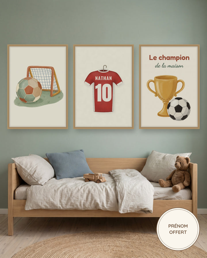 Affiche foot personnalisée maillot prénom et numéro : les 3 affiches encadrées dans une chambre d’enfant, exemple personnalisé