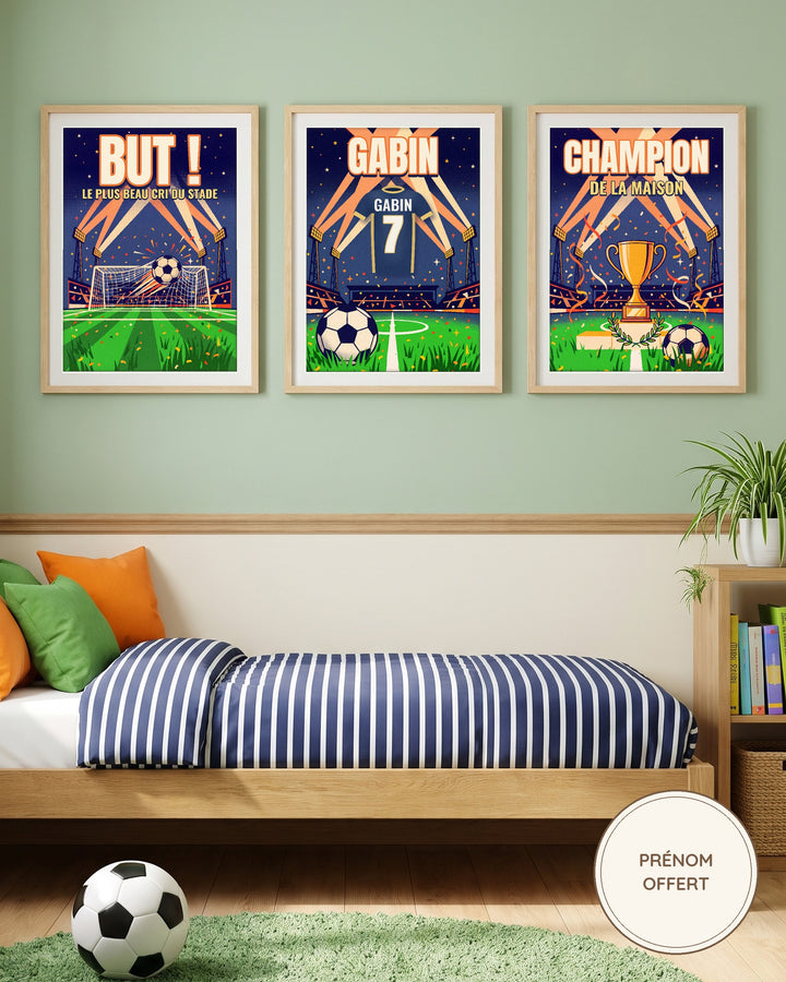 Affiche foot personnalisée stade de nuit, prénom en grand : les 3 affiches encadrées dans une chambre d’enfant colorée, exemple personnalisé