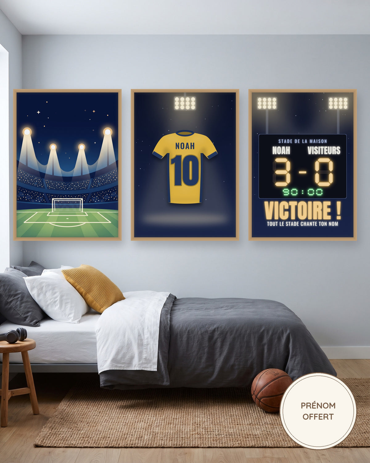 Affiche foot personnalisée stade de nuit, lot de 3 affiches : les 3 affiches encadrées dans une chambre d’enfant, exemple personnalisé
