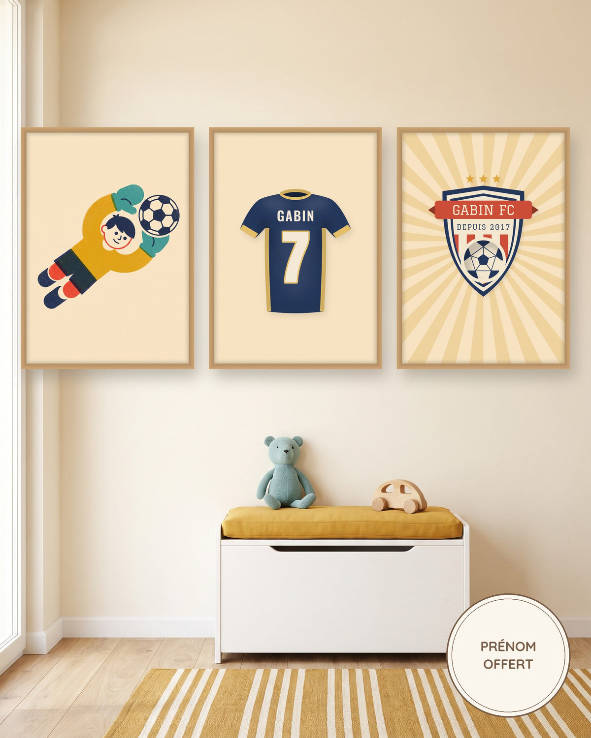 Affiche foot rétro personnalisée écusson et maillot : les 3 affiches encadrées dans une chambre d’enfant, exemple personnalisé
