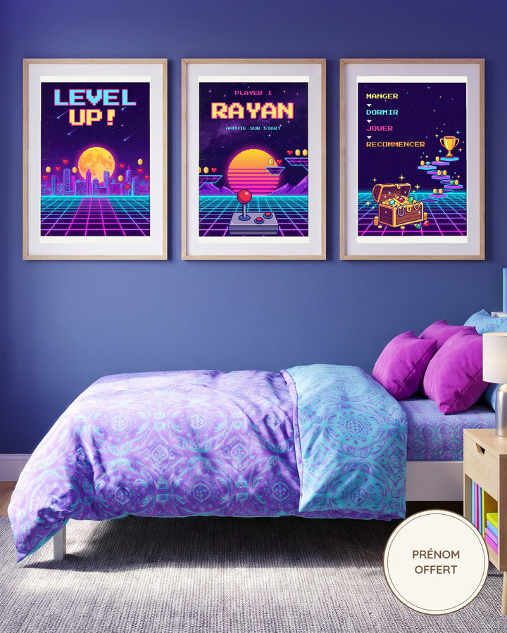 Affiche gamer personnalisée pixel art, prénom en grand : les 3 affiches encadrées dans une chambre d’enfant colorée, exemple personnalisé