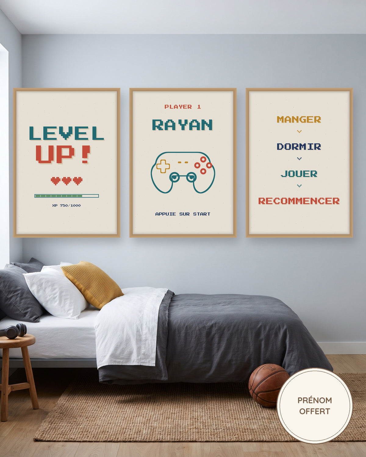 Affiche gamer personnalisée Player 1, lot de 3 affiches néon : les 3 affiches encadrées dans une chambre d’ado, exemple personnalisé