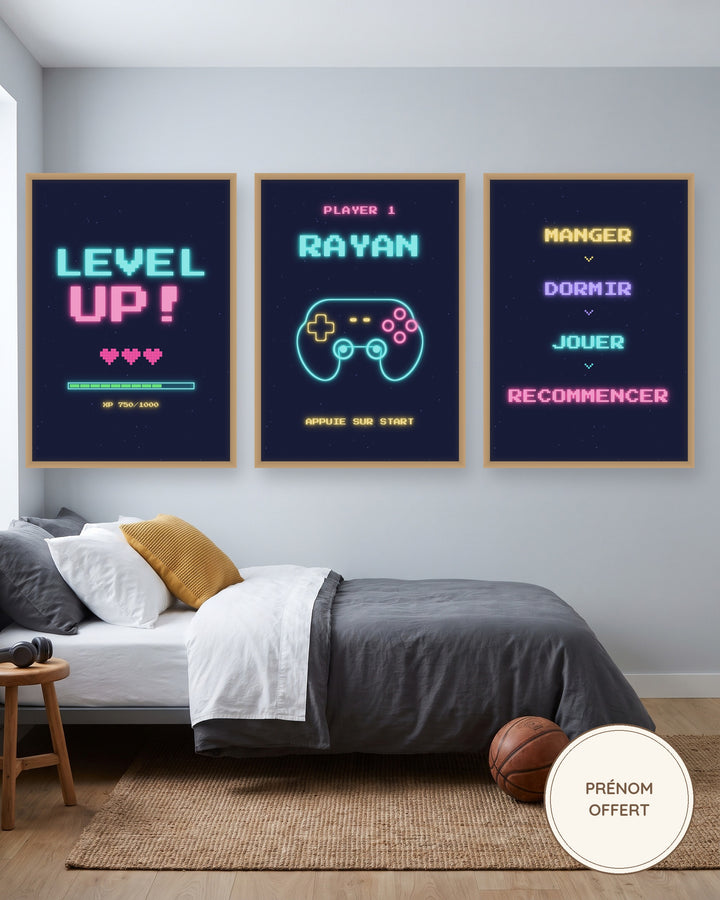 Affiche gamer personnalisée Player 1, lot de 3 affiches néon : les 3 affiches encadrées dans une chambre d’ado, exemple personnalisé