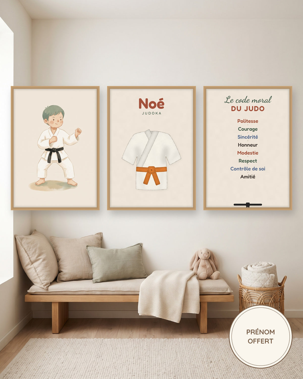 Affiche judo personnalisée kimono, ceinture et prénom : les 3 affiches encadrées dans une chambre d’enfant, exemple personnalisé