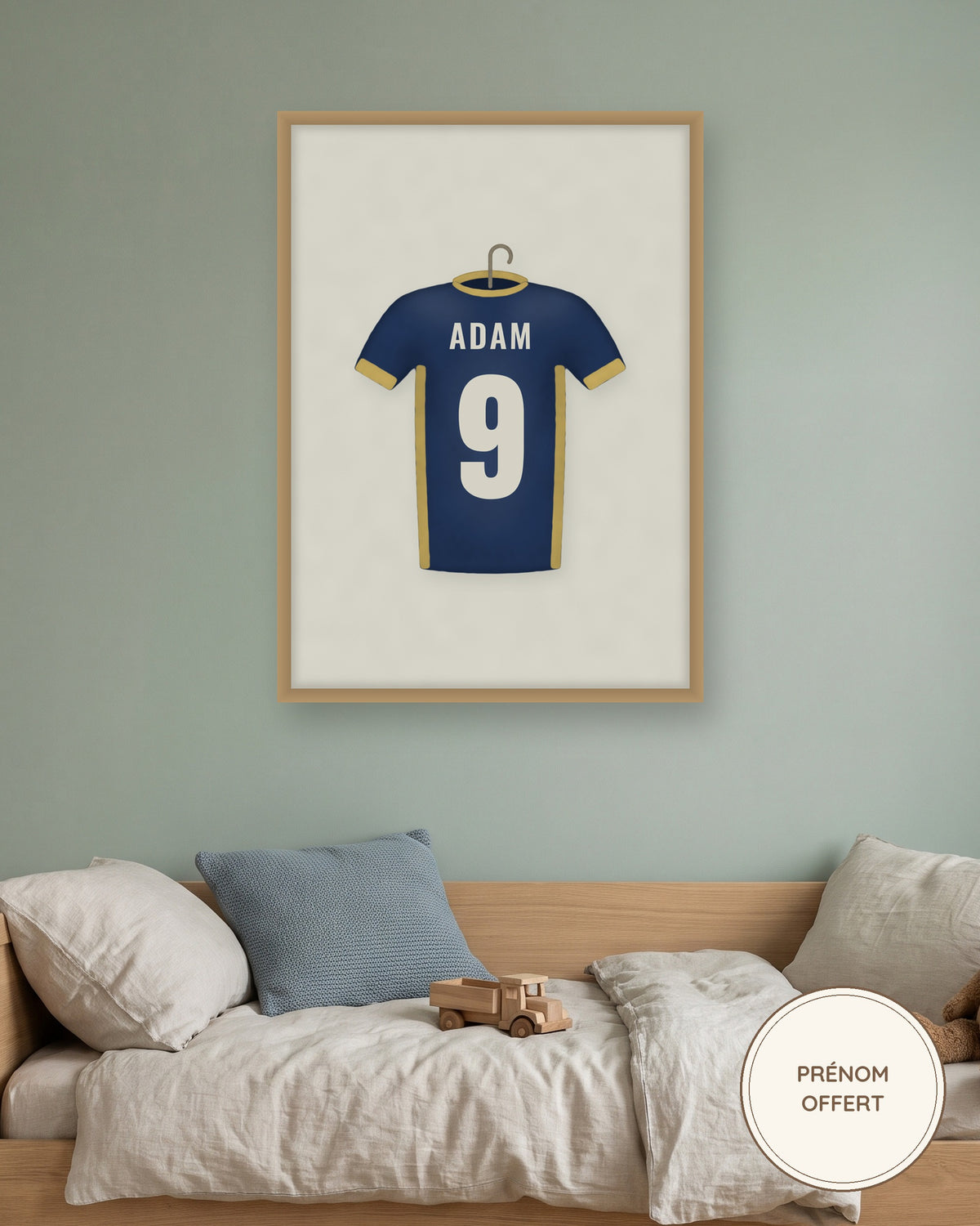 Affiche maillot de foot personnalisée prénom et numéro : l’affiche encadrée dans une chambre d’enfant, exemple personnalisé
