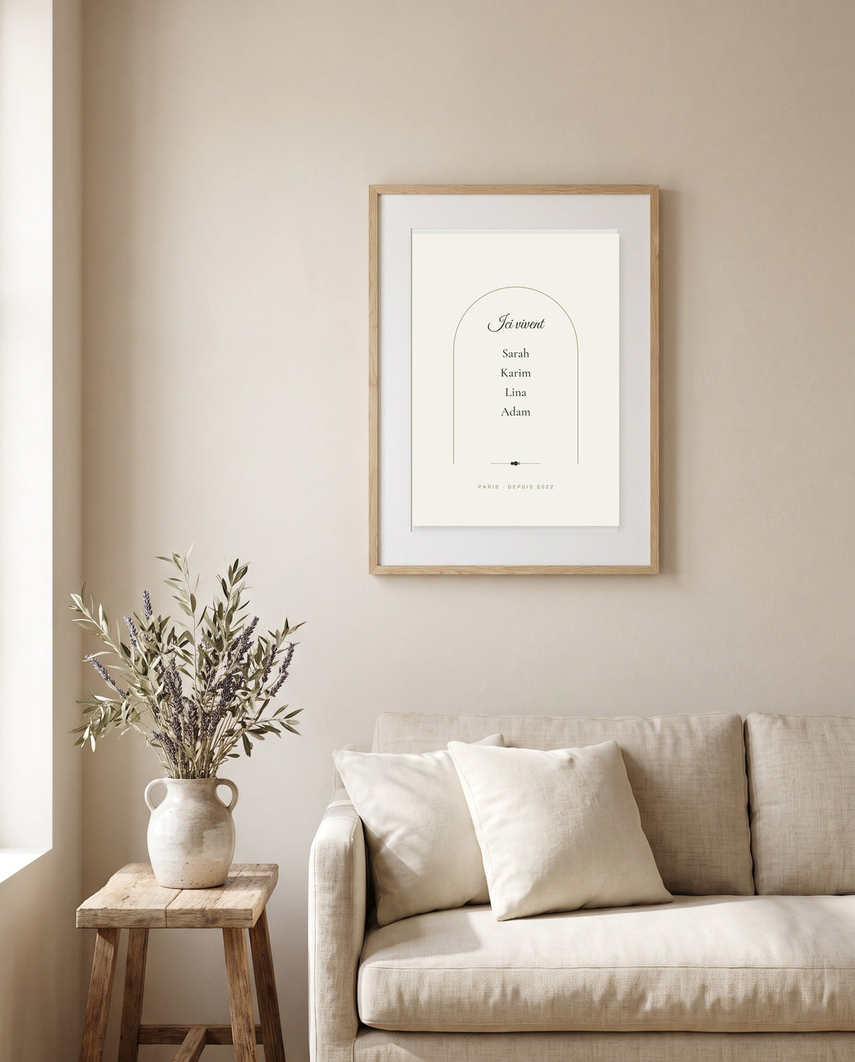 Affiche maison personnalisée Ici vivent encadrée au mur du salon