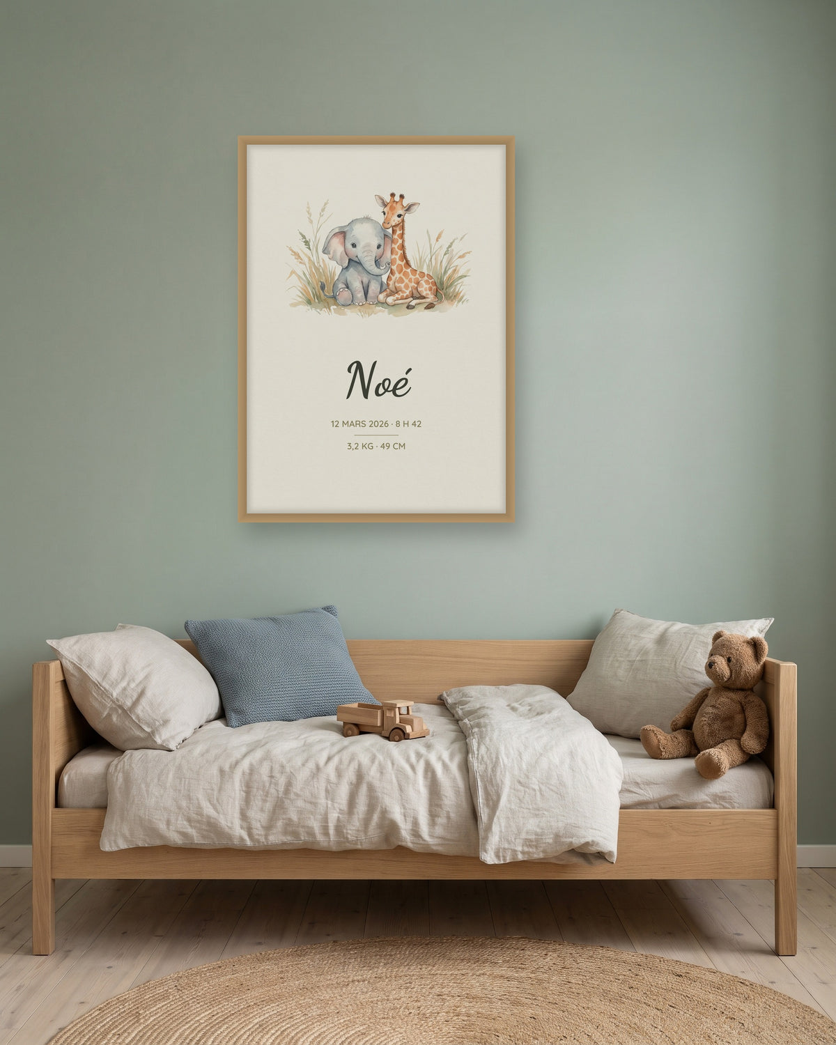 Affiche naissance garçon éléphant et girafe encadrée dans une chambre d’enfant