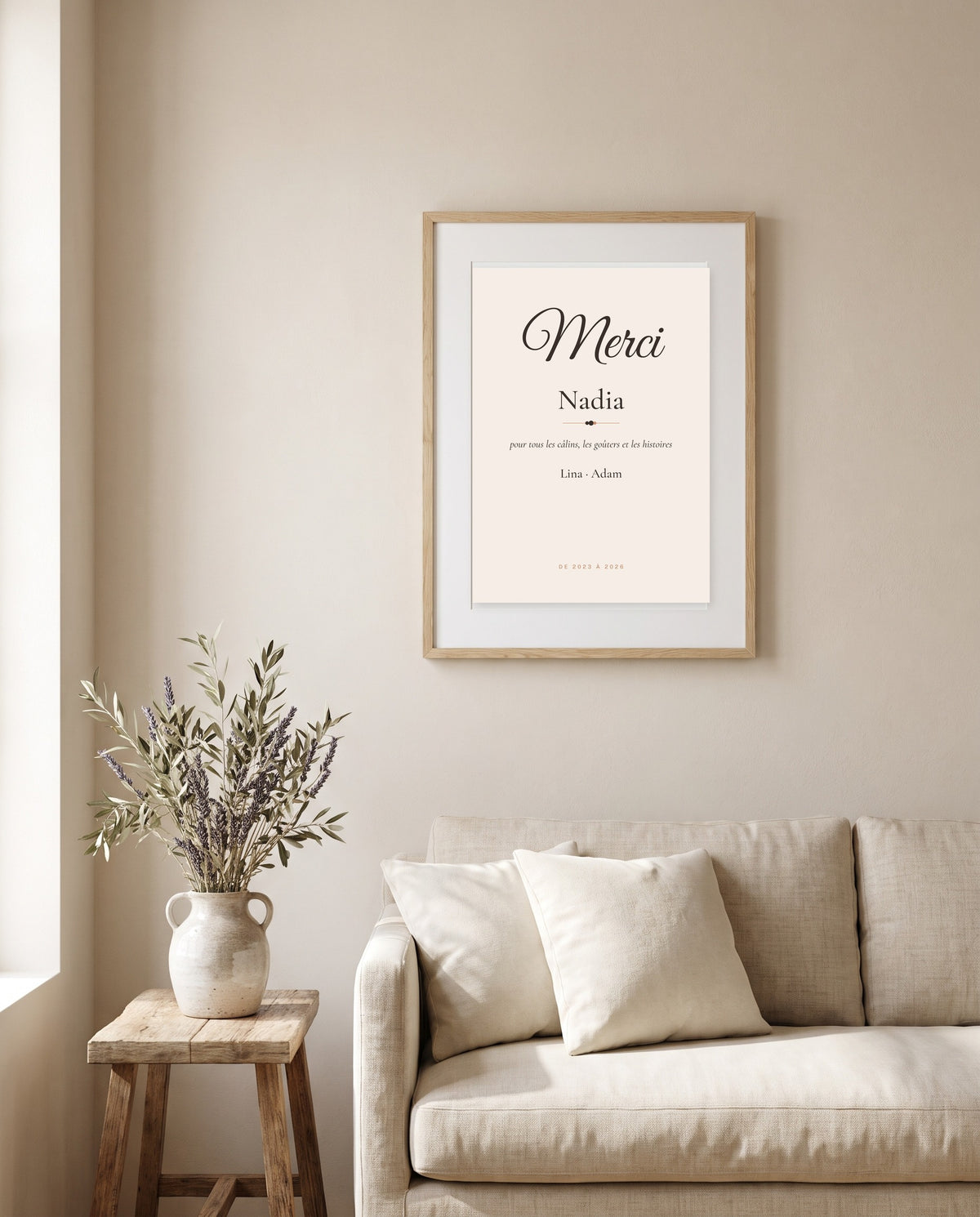 Affiche nounou merci personnalisée encadrée au mur du salon