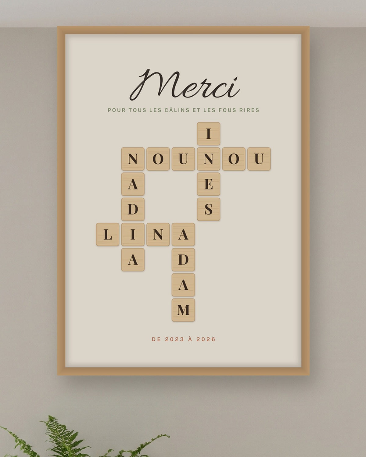 Affiche nounou mots croisés personnalisée, prénoms en lettres bois : gros plan sur l’affiche encadrée