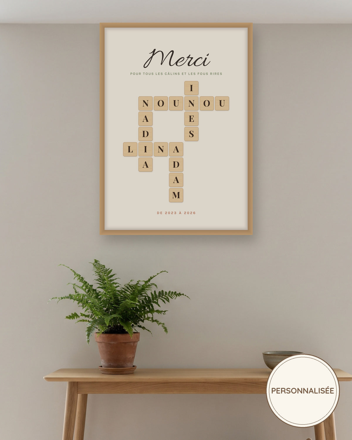 Affiche nounou mots croisés personnalisée, prénoms en lettres bois : l’affiche encadrée, exemple personnalisé