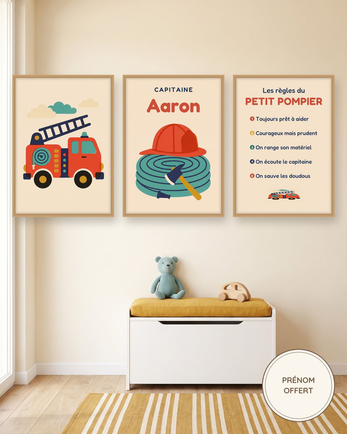 Affiche pompier personnalisée Capitaine, lot de 3 affiches : les 3 affiches encadrées dans une chambre d’enfant, exemple personnalisé