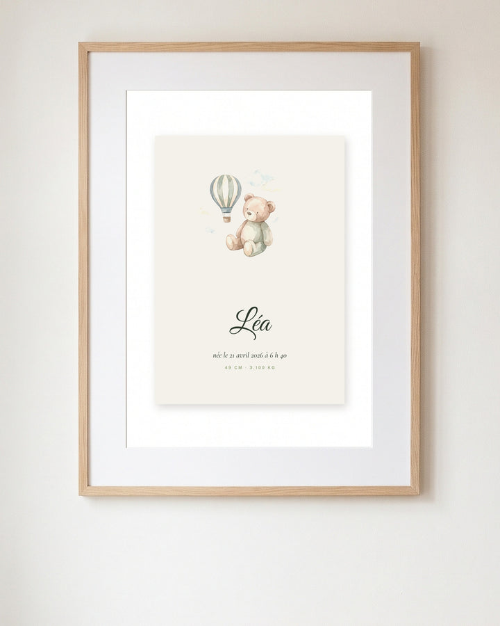 Affiche prénom bébé ourson aquarelle encadrée dans une chambre de bébé, exemple personnalisé