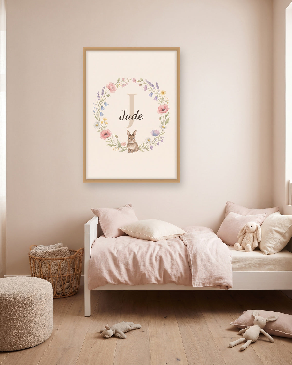 Affiche prénom enfant couronne de fleurs des champs encadrée dans une chambre d’enfant