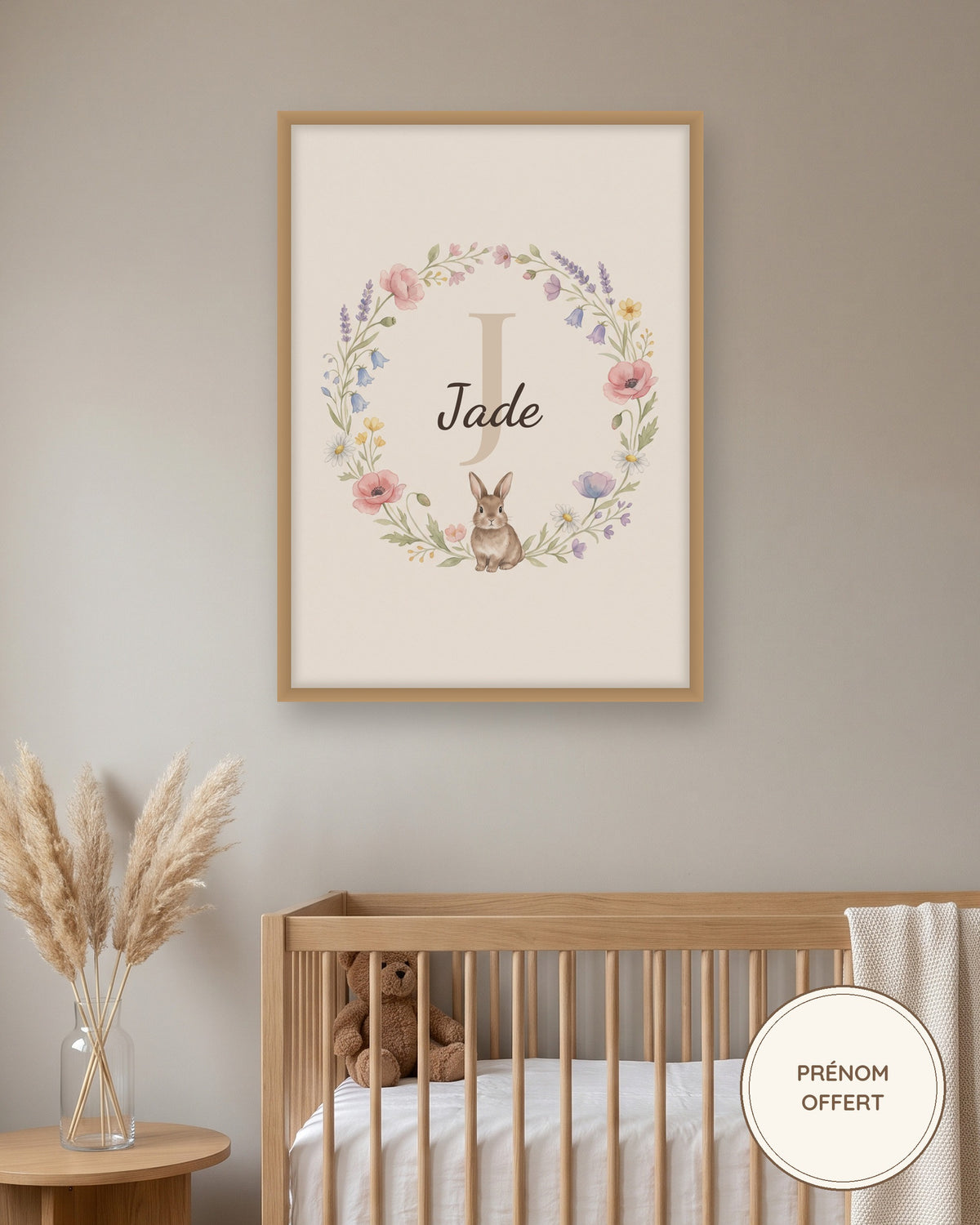 Affiche prénom enfant couronne de fleurs des champs encadrée dans une chambre de bébé, exemple personnalisé