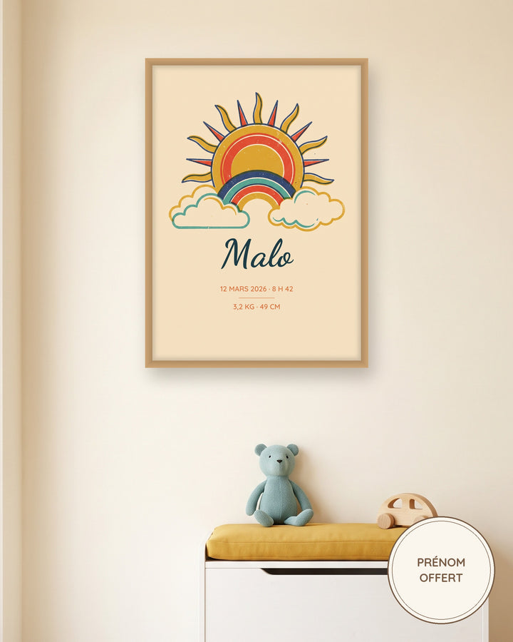 Affiche prénom naissance soleil rétro encadrée dans une chambre d’enfant, exemple personnalisé