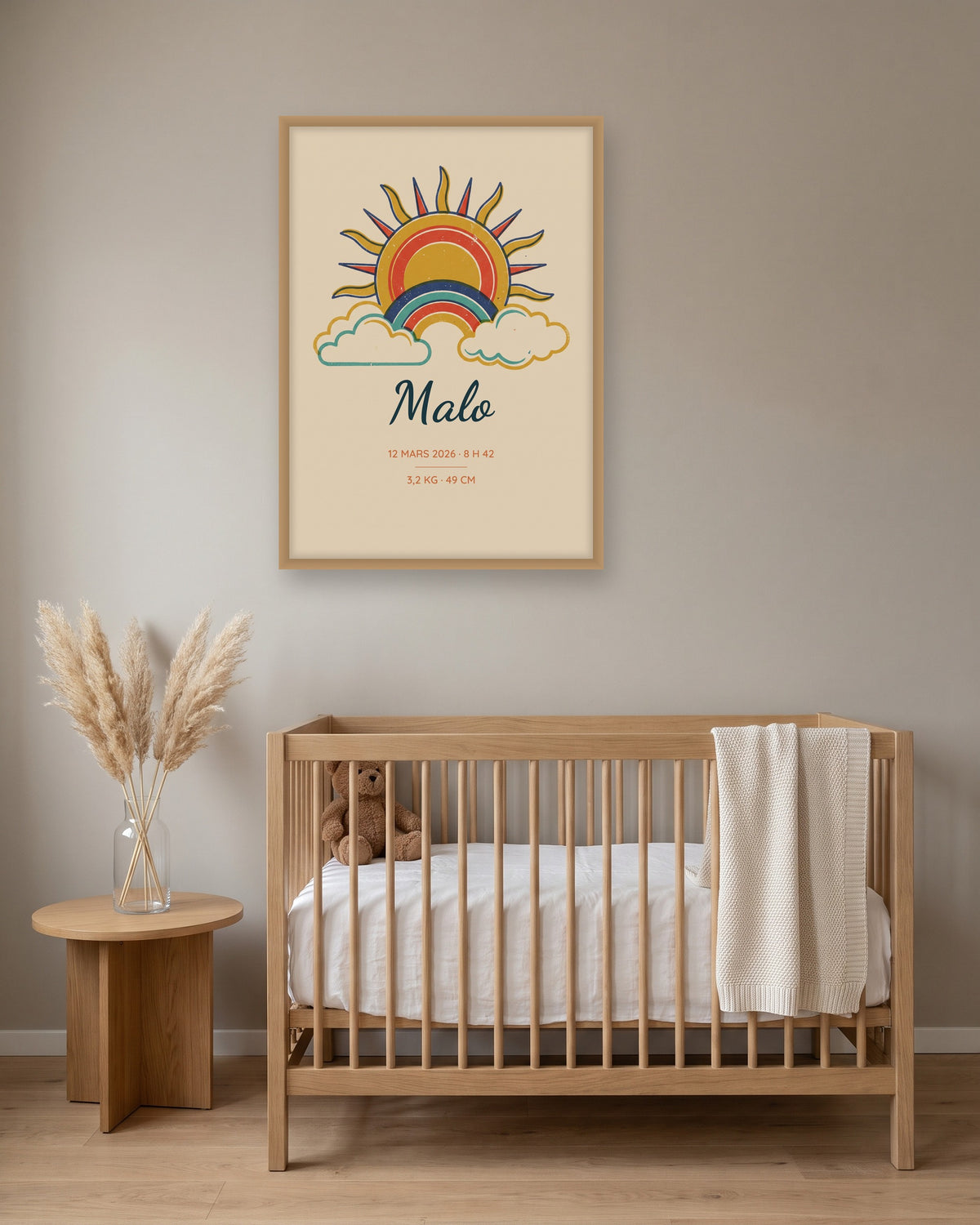 Affiche prénom naissance soleil rétro encadrée dans une chambre de bébé