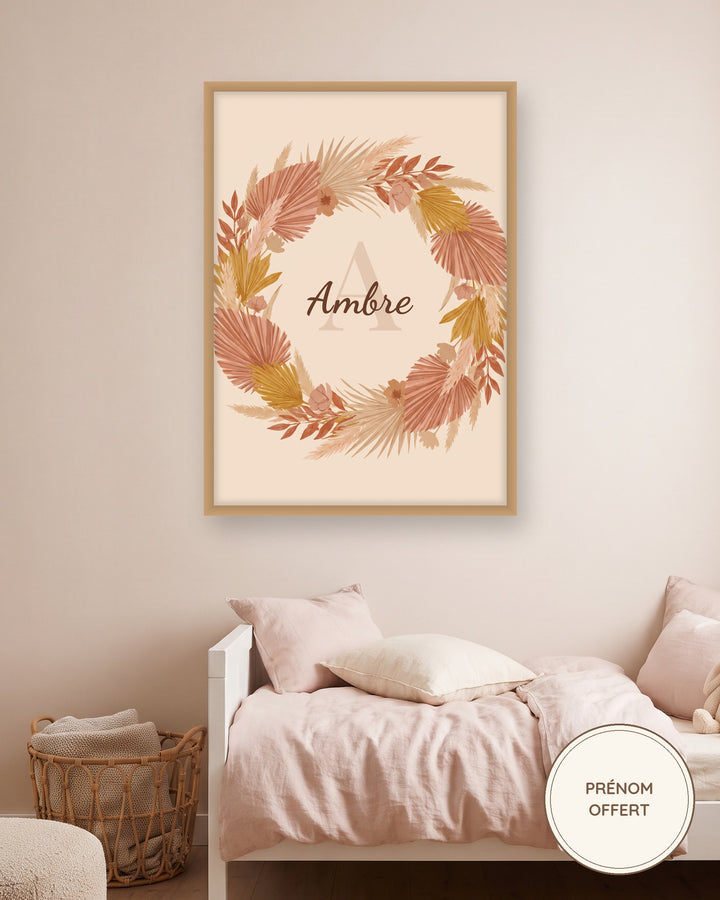 Affiche prénom personnalisée bohème fleurs séchées encadrée dans une chambre d’enfant, exemple personnalisé