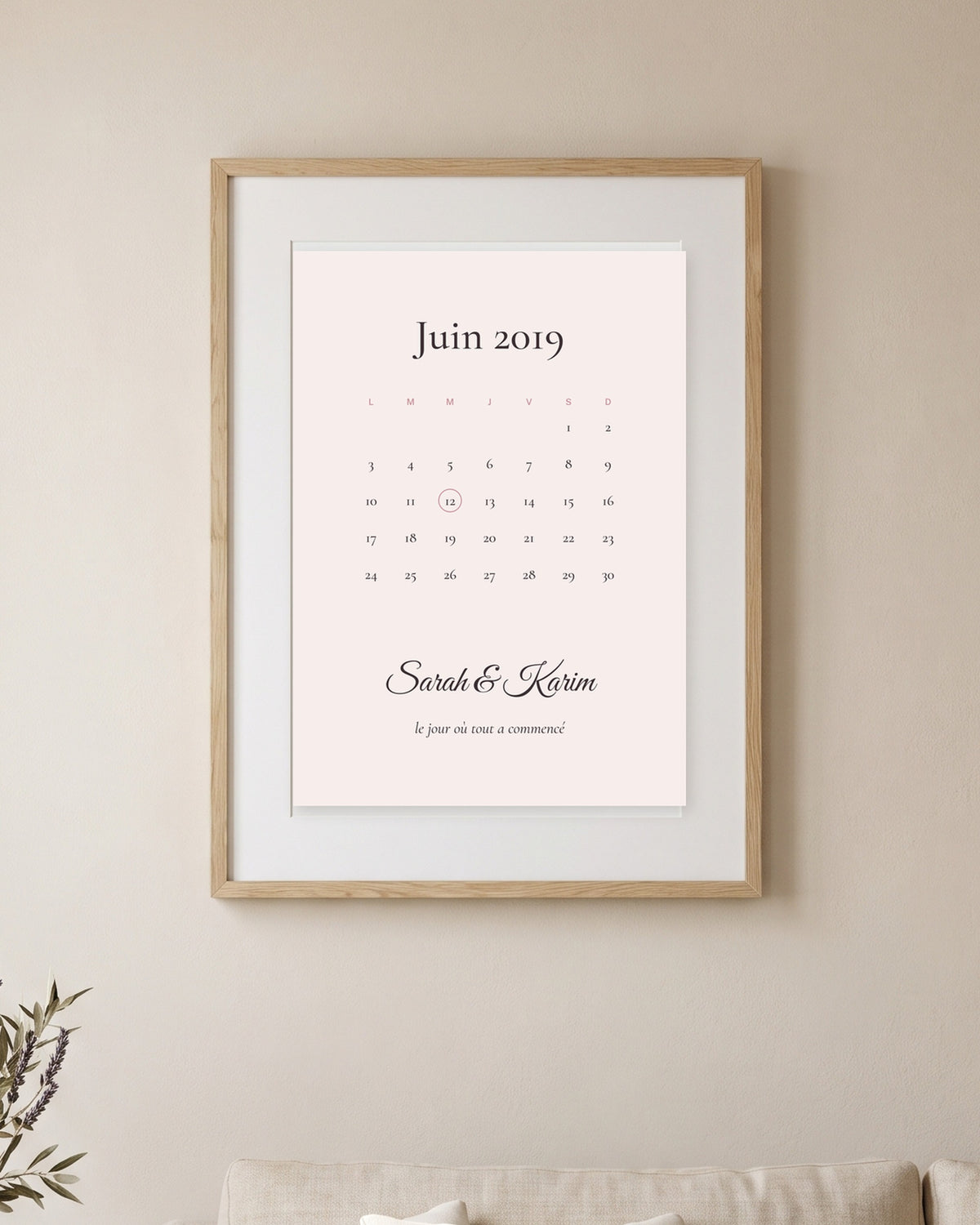 Affiche rencontre couple calendrier personnalisé encadrée au mur du salon, exemple personnalisé